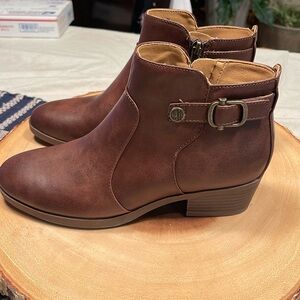 Never worn Child ankle brown leather boot size 6M